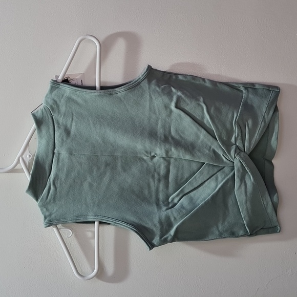 Dynamic Tops - NWT DYNAMIC STRETCHY CROP TOP